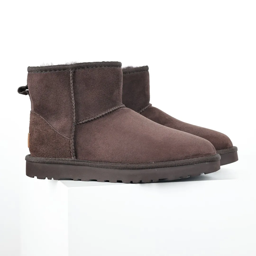 Pick up locally 💰520, core recommendation, good price, UGG Classic Mini mid-tube series, Xiaohongshu hot model, Henan Longfeng leather production, sheepskin and wool integration, top quality in the market, 2-3 cm cashmere insole, keeping warm in winter, suitable for home use. In the new year, uug launched a style series, which is partially biased towards the preferences of young consumers, and has also been at the forefront of fashion trends. Shoe body material, water-repellent coated suede upper 17mm UGGPURE™ implanted wool insole Lightweight non-slip comfortable rubber outsole With brand LOGO Trademark Comes with full packaging Size: 35 36 37 38 39 40